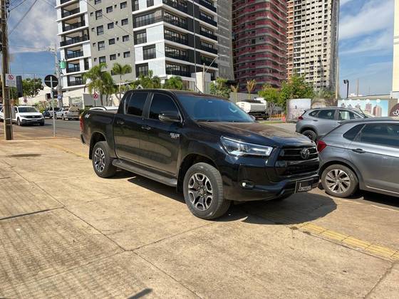 TOYOTA HILUX 2.8 D-4D TURBO DIESEL CD SRX 4X4 AUTOMÁTICO